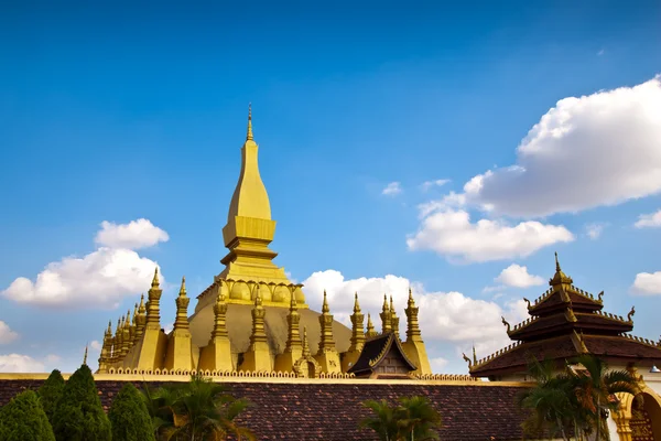 Wat Poechai Loa 金色宝塔的风景 — 图库照片