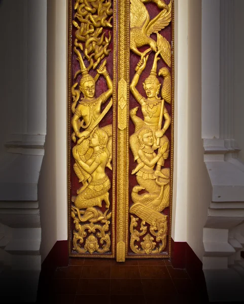 Gyllene buddhistiska tempel dörren på wat phoechai, loa. — Stockfoto
