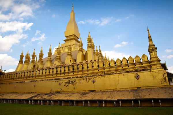 Pagode d'or à Wat Poechai Loa — Photo