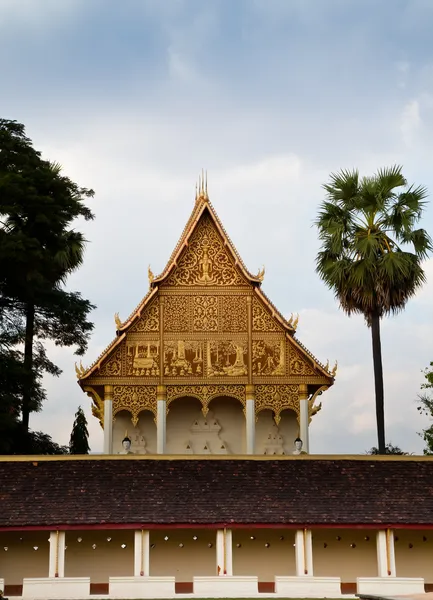 古典的なアジアのアーティストの工芸品で固体チーク材の木材から作られた屋根の黄金の三角形終わり — ストック写真
