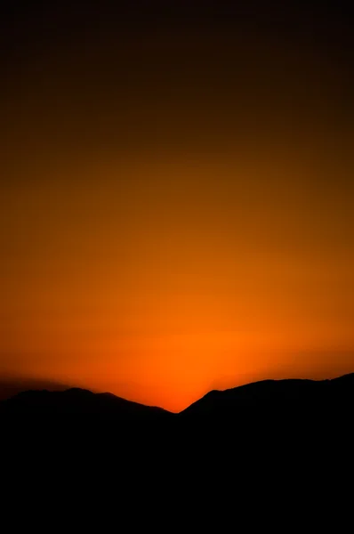Aufnahme Eines Dramatischen Sonnenuntergangs Über Den Bergen — Stockfoto