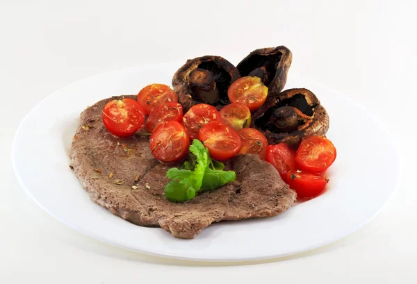 Steak aux tomates et champignons — Photo