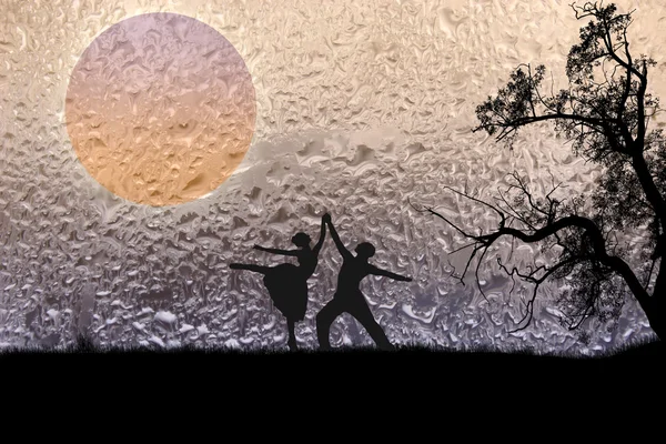 Ζευγάρι Χορό Στο Ηλιοβασίλεμα Τοπίο Στο Νερό Πέφτει Υφή Φόντου — Φωτογραφία Αρχείου