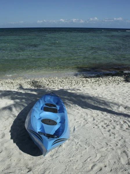 Kayak ashore on Caribbean beach — Stock Photo, Image