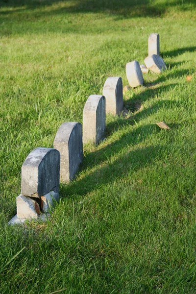 Fila de lápidas envejecidas — Foto de Stock