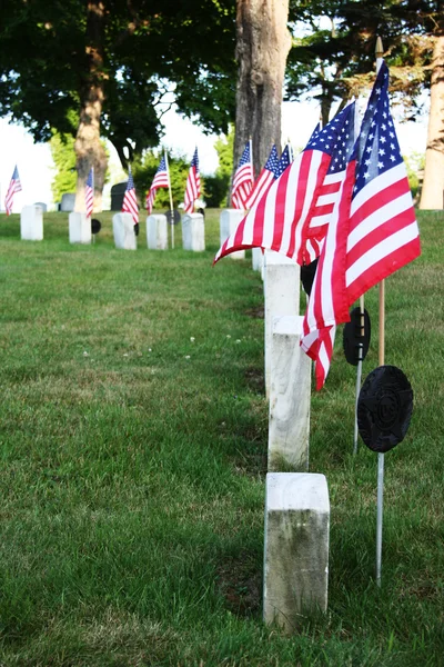 Reihe von Grabsteinen mit amerikanischen Flaggen lizenzfreie Stockbilder