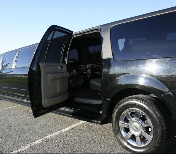 Schwarze Stretch-Limousine mit geöffneter Tür — Stockfoto