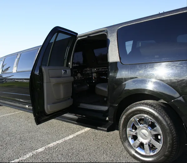 Schwarze Stretch-Limousine mit geöffneter Tür Stockfoto