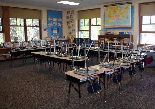 Klassenzimmer der dritten Klasse Stockbild