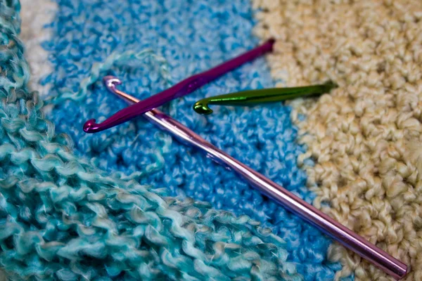 かぎ針編みのフックと糸します。 — ストック写真