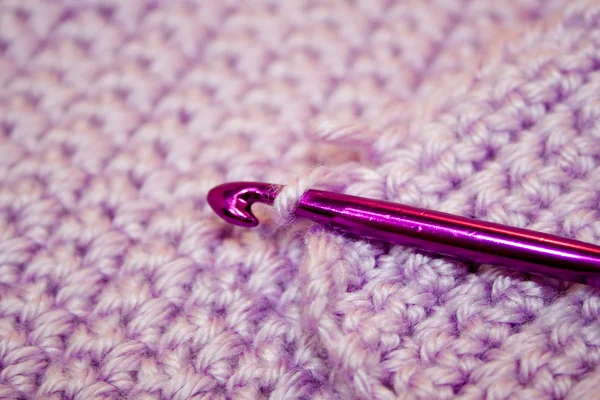 紫の糸とかぎ針編みのフック ストックフォト