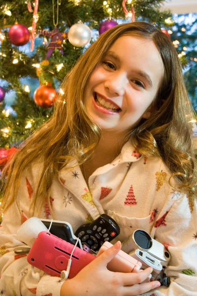 Boże Narodzenie dziewczyna otwarcia elektronicznej przedstawia — Zdjęcie stockowe