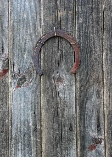 Lucky horseshoe på ladugårdsdörr — Stockfoto