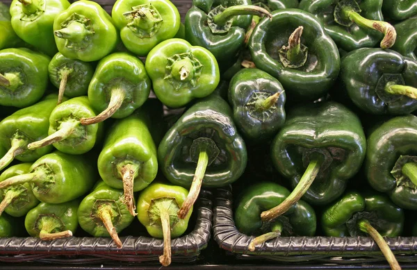 Kruidige Groene Paprika Opgestapeld Markt — Stockfoto