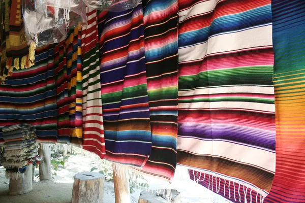 Kleurrijke Mexicaanse Dekens Opgehangen Koop — Stockfoto