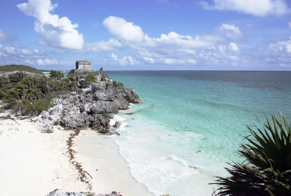 Ruins at Tulum with beach — Stock Photo, Image