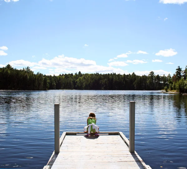 Bambino in banchina al lago — Foto Stock