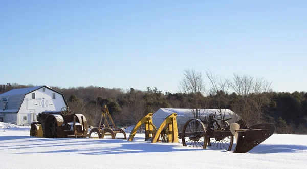冬天的农场设备与谷仓 — 图库照片
