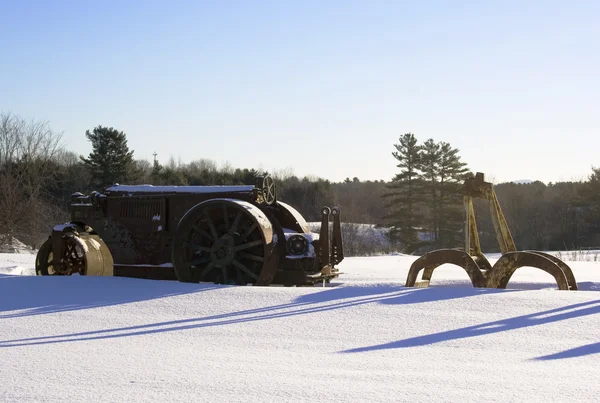 大雪覆盖古董农场设备在清晨的阳光 — 图库照片
