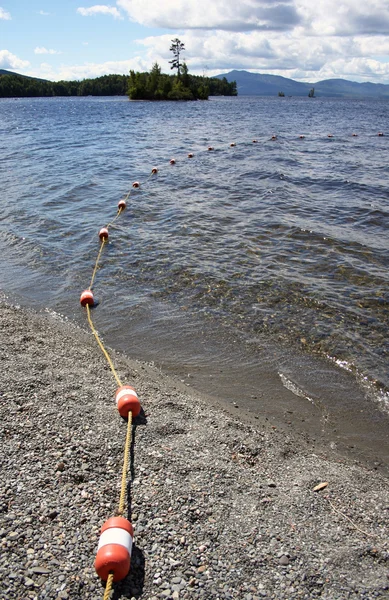 Bouées menant au lac immaculé — Photo