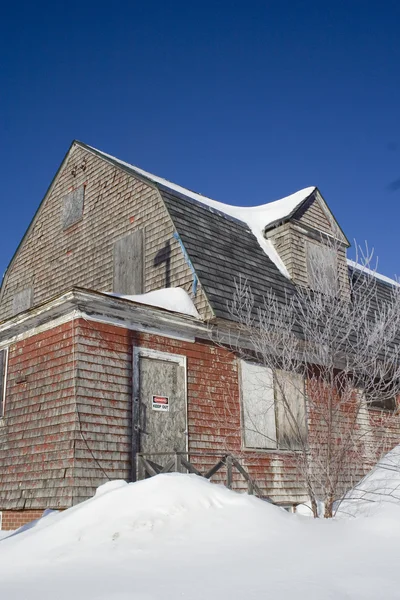 被遗弃的房子在冬天与保留标志 — 图库照片