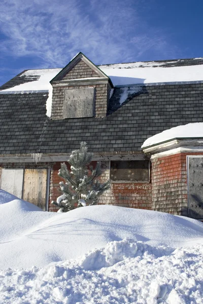 Opuštěný Dům Sněhu Modrá Obloha — Stock fotografie