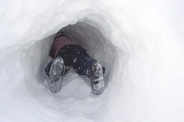 Dziecko Grając Tunelu Śnieg — Zdjęcie stockowe