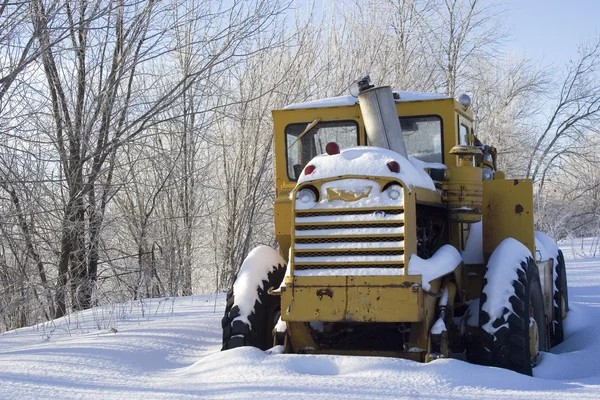 Ciągnik pokryte śniegiem — Zdjęcie stockowe