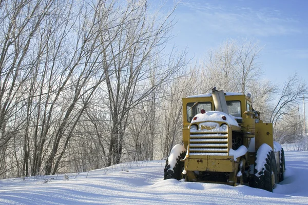 Ciągnik Pokryte Śniegiem Siedzi Bezczynnie — Zdjęcie stockowe