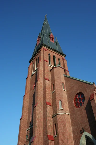 Hoog kerk steeple tegen blauwe hemel — Stockfoto