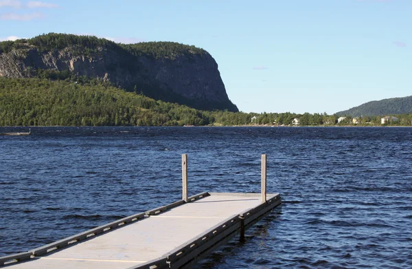 Vattnet landskap docka på sjön — Stockfoto