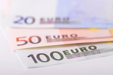 100 Euro banknot odaklanmak