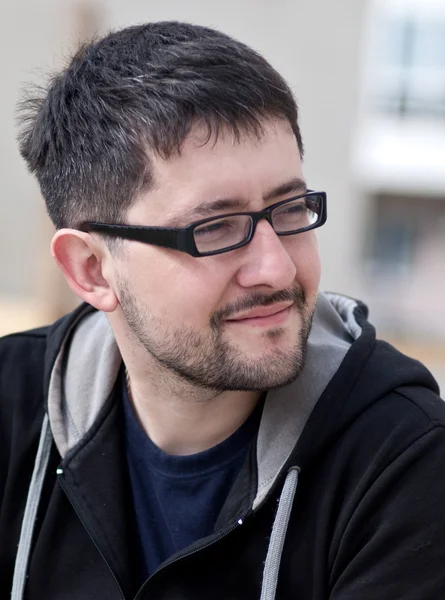 Portrait d'un jeune homme barbu portant des lunettes — Photo
