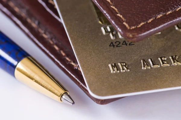 kredi kartı, cüzdan ve kalem
