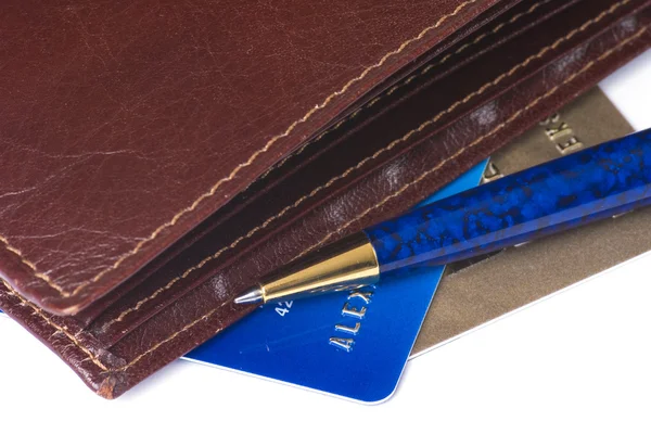 kredi kartları, cüzdan ve üzerinde beyaz izole kalem