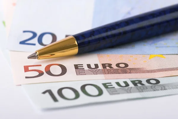 Euro banknot ve kalem