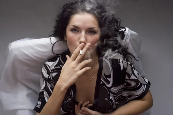 Das Mädchen Sessel Raucht Eine Zigarette — Stockfoto