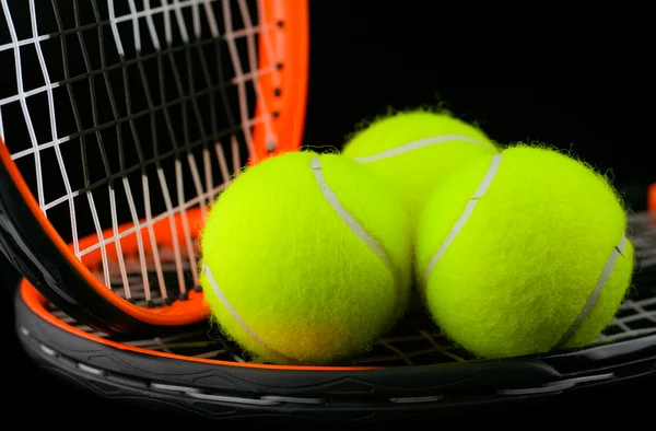 Három teniszlabda és a két ütő — Stock Fotó