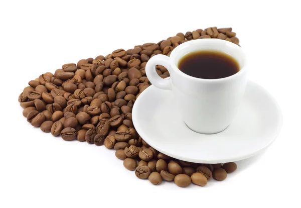 Granos de café negro como corazón y taza —  Fotos de Stock