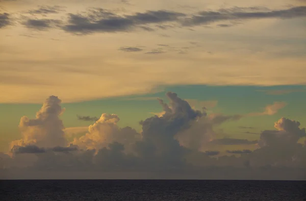 Mooie wolken boven de Oceaan — Stockfoto