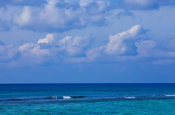 Diep blauwe oceaan en diep blauwe hemel — Stockfoto