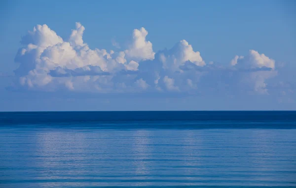Mooie blues van de Oceaan en de hemel — Stockfoto
