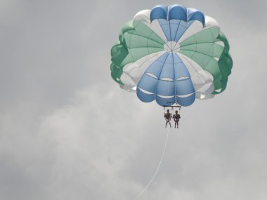 iki yüksek havada parasailing