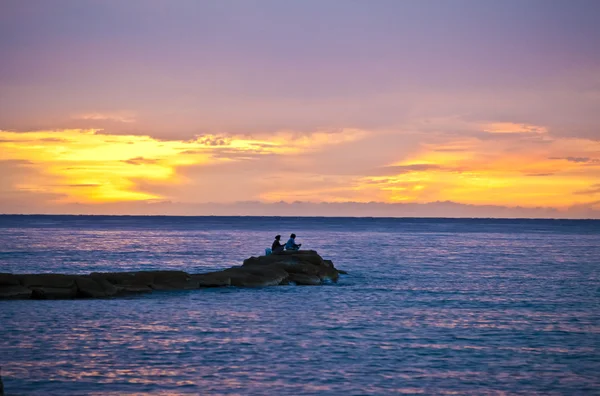 Două singure pe ocean în timpul apus de soare frumos — Fotografie, imagine de stoc