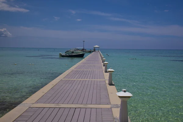 Grand cayman ROM noktasında güzel okyanus rıhtım — Stok fotoğraf