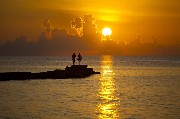 Um casal apaixonado juntos ao pôr do sol Fotos De Bancos De Imagens