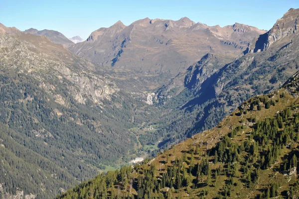 Долина Формацца Точечным Водопадом — стоковое фото