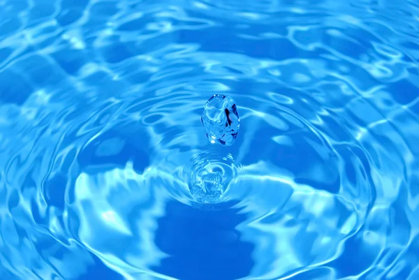 Капля бирюзовой воды — стоковое фото