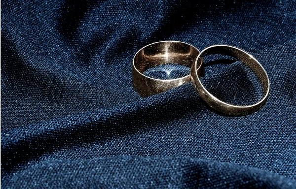 Dois Anéis Casamento Brilhantes Tecido Preto — Fotografia de Stock