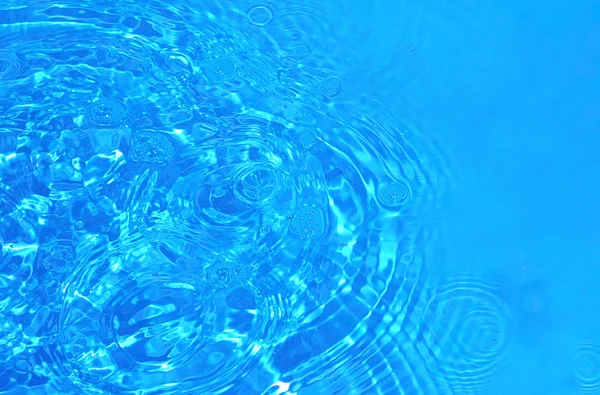 Κύκλους Κύματα Διασποράς Στην Διαφανή Γαλάζια Νερά — Φωτογραφία Αρχείου
